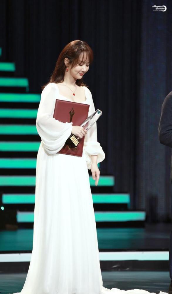 杨紫百花奖照片,优雅迷人，实力派小花绽放光彩